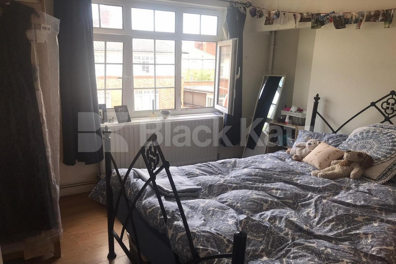 Superbly located Top floor duplex apartment Tower Bridge Road , London Bridge 